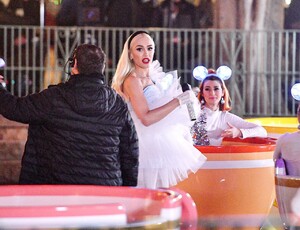 gwen-stefani-in-an-alice-in-wonderland-dress-disneyland-s-famous-teacups-special-performance-11-18-2021-5.jpg