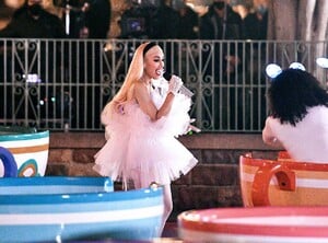 gwen-stefani-in-an-alice-in-wonderland-dress-disneyland-s-famous-teacups-special-performance-11-18-2021-6.jpg