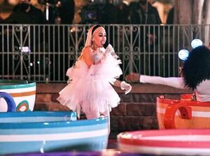 gwen-stefani-in-an-alice-in-wonderland-dress-disneyland-s-famous-teacups-special-performance-11-18-2021-7.jpg