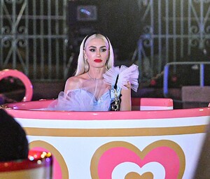 gwen-stefani-in-an-alice-in-wonderland-dress-disneyland-s-famous-teacups-special-performance-11-18-2021-9.jpg