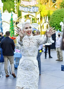 gwen-stefani-wears-snowy-white-lace-dress-filming-a-christmas-special-at-disneyland-11-19-2021-0.jpg