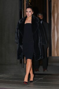 hailee-steinfeld-out-to-promotes-hawkeye-in-new-york-11-23-1021-0.jpeg