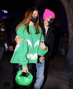hailey-and-justin-bieber-arrives-at-lakers-vs-suns-game-at-staples-center-in-los-angeles-10-22-2021-3.jpg