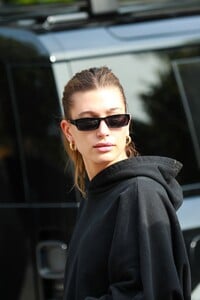 hailey-rhode-bieber-out-in-west-hollywod-11-18-2021-8.jpg