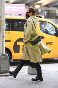 irina-shayk-at-jfk-airport-in-new-york-10-29-2021-0.jpg