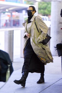 irina-shayk-at-jfk-airport-in-new-york-10-29-2021-2.jpg