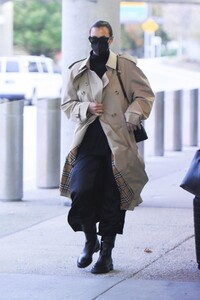 irina-shayk-at-jfk-airport-in-new-york-10-29-2021-6.jpg