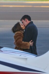 jennifer-lopez-and-ben-affleck-airport-in-la-11-07-2021-3.jpg