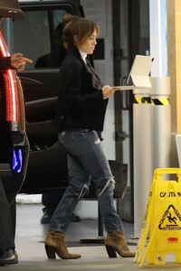 jennifer-lopez-heading-to-her-office-in-la-11-07-2021-1.jpg