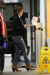 jennifer-lopez-heading-to-her-office-in-la-11-07-2021-5.jpg