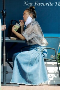 kate-hudson-grabs-a-drink-in-pacific-palisades-09-25-2021-2.jpg