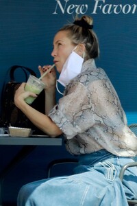 kate-hudson-grabs-a-drink-in-pacific-palisades-09-25-2021-9.jpg