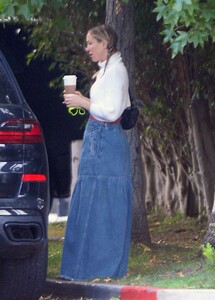 kate-hudson-out-for-coffee-in-la-10-20-2021-2.jpg