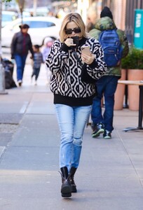 kate-hudson-out-in-nyc-11-05-2021-5.jpg