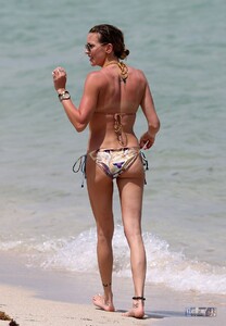 katie-cassidy-hot-in-a-bikini-beach-in-miami-part-ii-april-2015_6.jpg