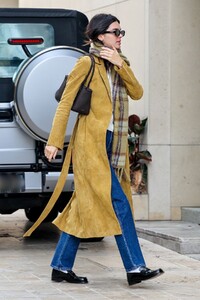 kendall-jenner-arrives-at-an-office-in-beverly-hills-11-18-2021-3.jpg