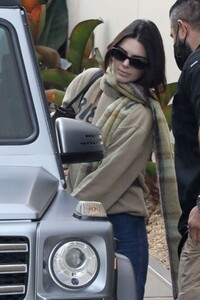 kendall-jenner-out-and-about-in-beverly-hills-11-18-2021-0.jpg