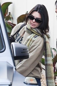 kendall-jenner-out-and-about-in-beverly-hills-11-18-2021-2.jpg