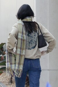 kendall-jenner-out-and-about-in-beverly-hills-11-18-2021-4.jpg