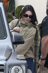 kendall-jenner-out-and-about-in-beverly-hills-11-18-2021-6.jpg