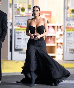 kim-kardashian-at-a-convenience-store-after-paris-hilton-s-wedding-11-11-2021-0.jpg