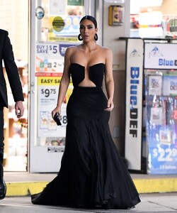 kim-kardashian-at-a-convenience-store-after-paris-hilton-s-wedding-11-11-2021-3.jpg