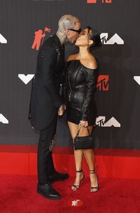 kourtney-kardashian-2021-mtv-video-music-awards-11.jpg