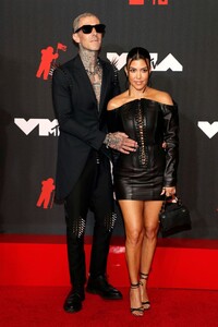 kourtney-kardashian-2021-mtv-video-music-awards-12.jpg