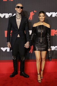 kourtney-kardashian-2021-mtv-video-music-awards-7.jpg