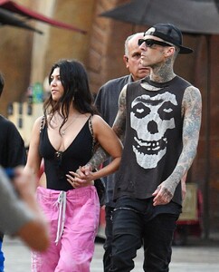 kourtney-kardashian-and-travis-barker-disneyland-07-04-2021-1.jpg