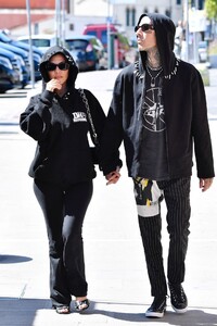 kourtney-kardashian-and-travis-barker-dolce-gabbana-event-in-venice-08-29-2021-0.thumb.jpg.d538a5db55d2ccf0cba8d90bbbc1f8de.jpg