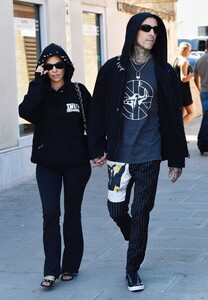 kourtney-kardashian-and-travis-barker-dolce-gabbana-event-in-venice-08-29-2021-2.thumb.jpg.f49339888ba2444c3bae50f55d475a07.jpg