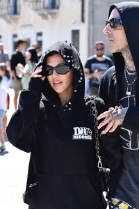 kourtney-kardashian-and-travis-barker-dolce-gabbana-event-in-venice-08-29-2021-5.thumb.jpg.48ed3a5ad584a27e9a73bb5acddc40cf.jpg