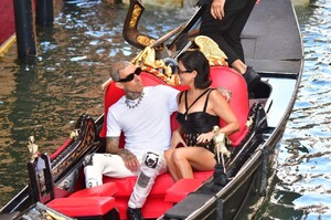 kourtney-kardashian-and-travis-barker-in-venice-08-30-2021-0.thumb.jpg.edad8c0acbd33fd3e991deb689379ec1.jpg