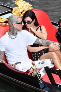 kourtney-kardashian-and-travis-barker-in-venice-08-30-2021-12.thumb.jpg.2653d630c4b79ec81348dea4306c0159.jpg