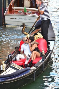 kourtney-kardashian-and-travis-barker-in-venice-08-30-2021-3.thumb.jpg.641cb6ddf9484913afde166524d5b6a2.jpg