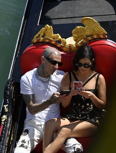 kourtney-kardashian-and-travis-barker-in-venice-08-30-2021-4.thumb.jpg.39394a22f60ee84cf7c89e9a45b57e75.jpg