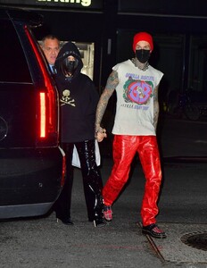 kourtney-kardashian-and-travis-barker-out-after-snl-in-new-york-10-16-2021-3.thumb.jpg.7caff40f795c79ab38f877177faa5a09.jpg