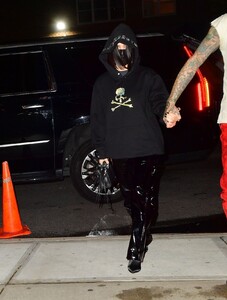 kourtney-kardashian-and-travis-barker-out-after-snl-in-new-york-10-16-2021-4.thumb.jpg.470f0fccf127f00f45f7176324106a8f.jpg