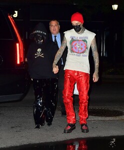 kourtney-kardashian-and-travis-barker-out-after-snl-in-new-york-10-16-2021-5.thumb.jpg.8ae4f22695236f8f9e775ecd6dadb7c1.jpg