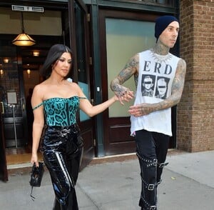 kourtney-kardashian-and-travis-barker-out-in-nyc-10-16-2021-0.thumb.jpg.a31d443f6191c246a8aad1f56816cbfc.jpg