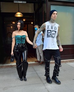 kourtney-kardashian-and-travis-barker-out-in-nyc-10-16-2021-2.thumb.jpg.6c028ab2cc573e3d7549642eb5e79d88.jpg