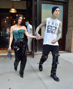 kourtney-kardashian-and-travis-barker-out-in-nyc-10-16-2021-4.thumb.jpg.a824fd0bd21680c1f031edf91f7adf0c.jpg