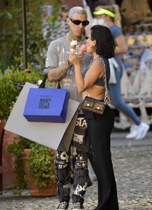 kourtney-kardashian-and-travis-barker-portofino-08-27-2021-5.thumb.jpg.e979336e89112faaddc83ac01de089d8.jpg