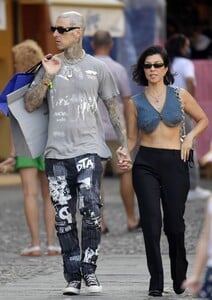 kourtney-kardashian-and-travis-barker-portofino-08-27-2021-8.thumb.jpg.5f3e54596c90490e7748246bfa596866.jpg