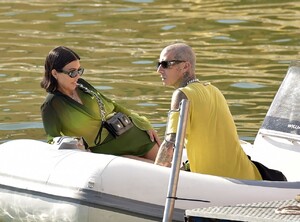 kourtney-kardashian-and-travis-barker-portofino-08-28-2021-1.thumb.jpg.3b79e2a7deb68d3c7506fbf809445570.jpg