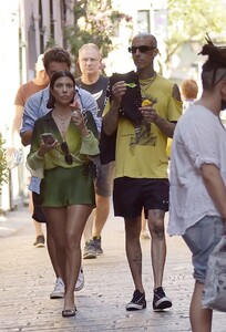 kourtney-kardashian-and-travis-barker-portofino-08-28-2021-2.thumb.jpg.ee26b359fda29ab67dbc9646104c0d26.jpg