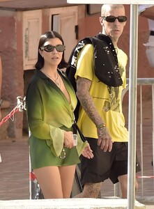 kourtney-kardashian-and-travis-barker-portofino-08-28-2021-6.thumb.jpg.dc470b0a5d4ccf22c81ee3e83bb202f8.jpg