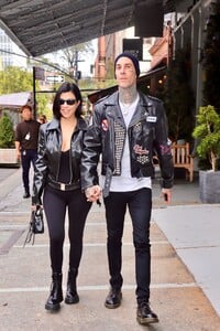 kourtney-kardashian-and-travis-barker-stroll-around-nyc-10-16-2021-1.jpg