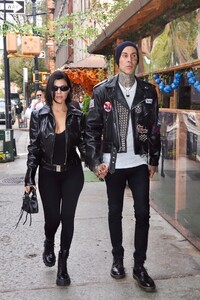 kourtney-kardashian-and-travis-barker-stroll-around-nyc-10-16-2021-3.jpg